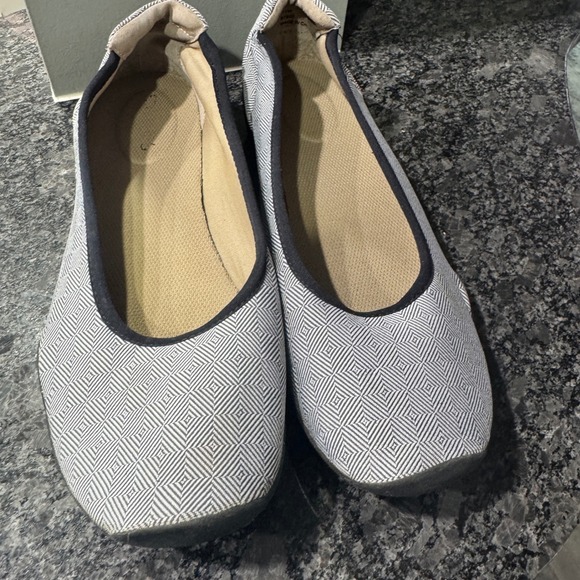 Stretchies‎ Black & White Geometric Print Comfort Ballet Flats Shoes - Picture 3 of 6